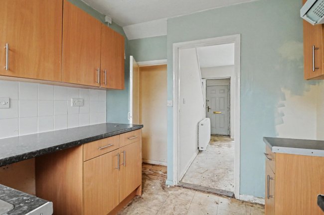 35 Park View, Crewkerne, Somerset, TA18 8HS 4
