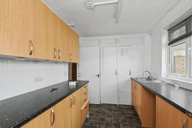 153 Holbeck, Bracknell, Berkshire, RG12 8XG 2