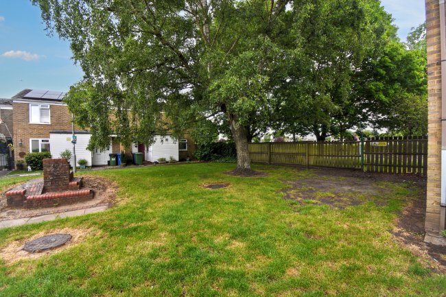 153 Holbeck, Bracknell, Berkshire, RG12 8XG 2