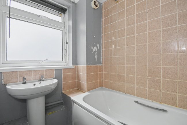 153 Holbeck, Bracknell, Berkshire, RG12 8XG 2