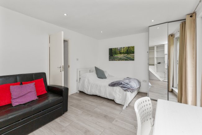 415 North End Road, London SW6 1NS 7