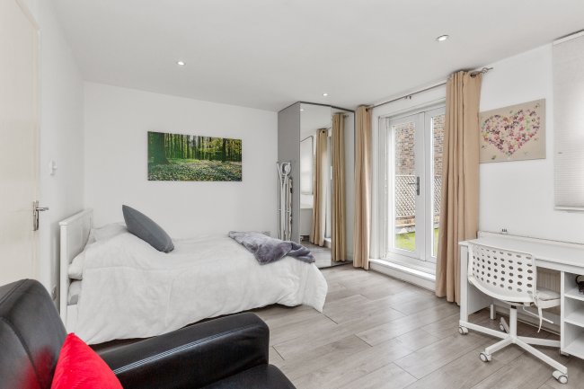 415 North End Road, London SW6 1NS 7