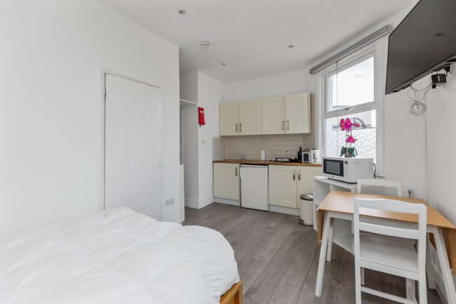 415 North End Road, London SW6 1NS 7