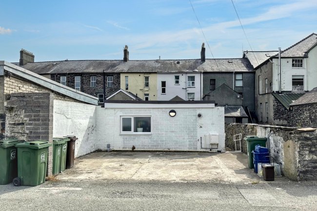 144 High Street, Porthmadog, LL49 9NU 6