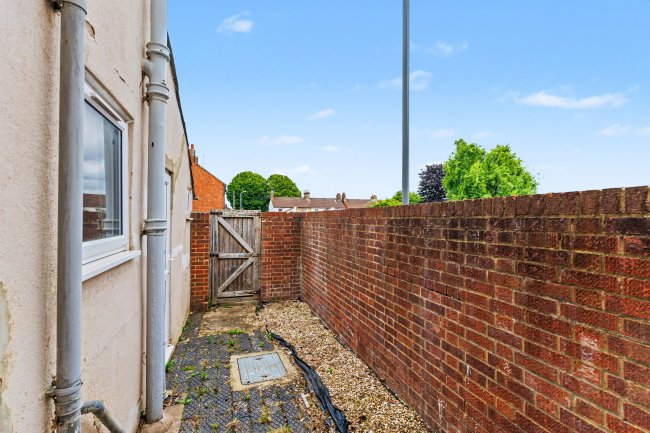 42 Albert Road, Bletchley, MK2 2UQ 2