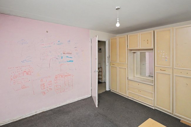34 Fenman Gardens, Ilford, IG3 9QE 6