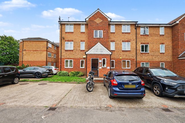 34 Fenman Gardens, Ilford, IG3 9QE 6