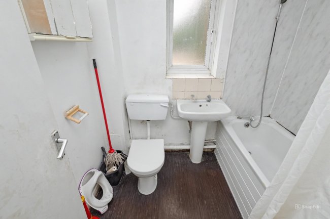 34 Fenman Gardens, Ilford, IG3 9QE 6
