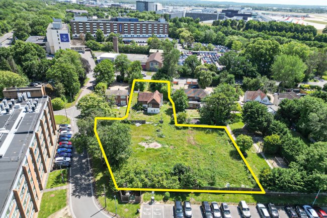 97 Povey Cross Road, Horley, Surrey RH6 0AE 8