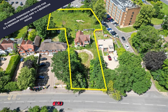 97 Povey Cross Road, Horley, Surrey RH6 0AE 8