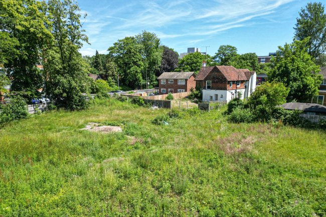 97 Povey Cross Road, Horley, Surrey RH6 0AE 8