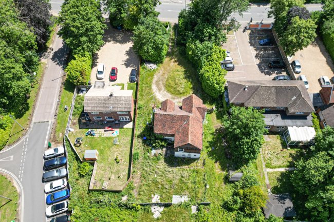 97 Povey Cross Road, Horley, Surrey RH6 0AE 8