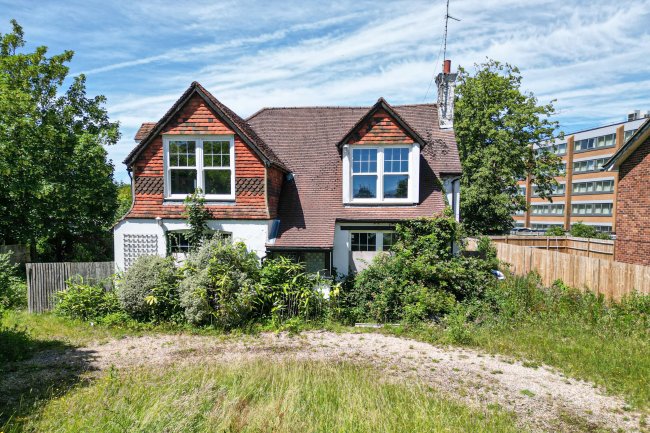 97 Povey Cross Road, Horley, Surrey RH6 0AE 8