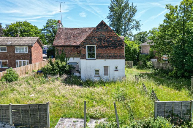 97 Povey Cross Road, Horley, Surrey RH6 0AE 8
