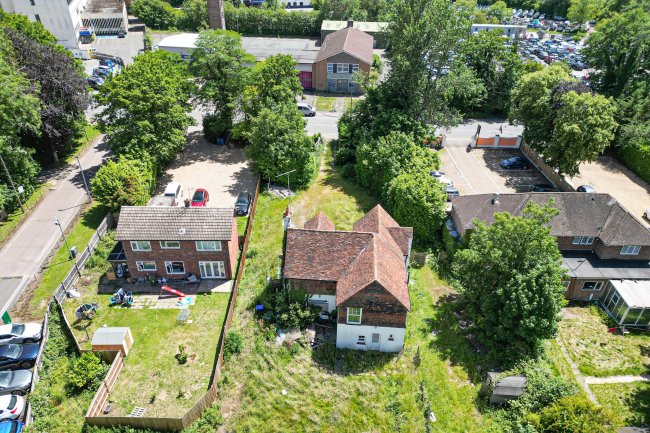 97 Povey Cross Road, Horley, Surrey RH6 0AE 8
