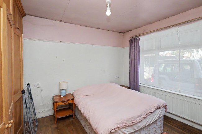 10 Brooklyn Avenue, Loughton, Essex IG10 1BL 8