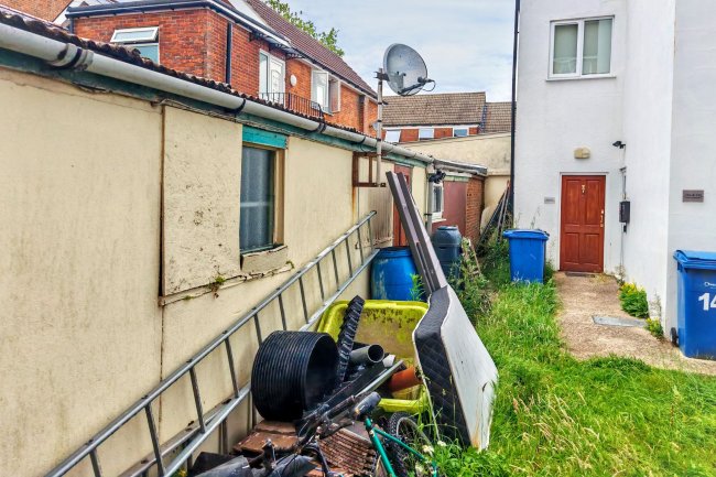 12 Reading Road South, Fleet, Hampshire, GU52 7QL 10