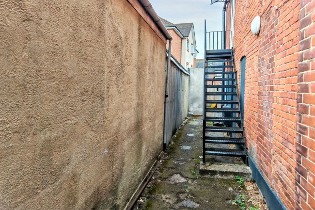 12 Reading Road South, Fleet, Hampshire, GU52 7QL 10