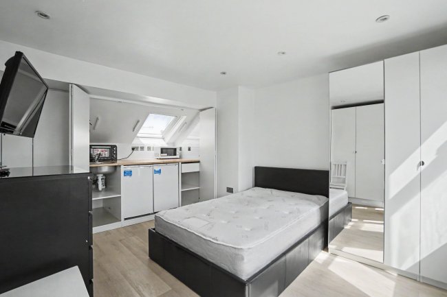 954 Garratt Lane, Tooting, London SW17 0ND 5