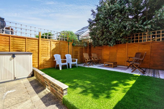 954 Garratt Lane, Tooting, London SW17 0ND 5