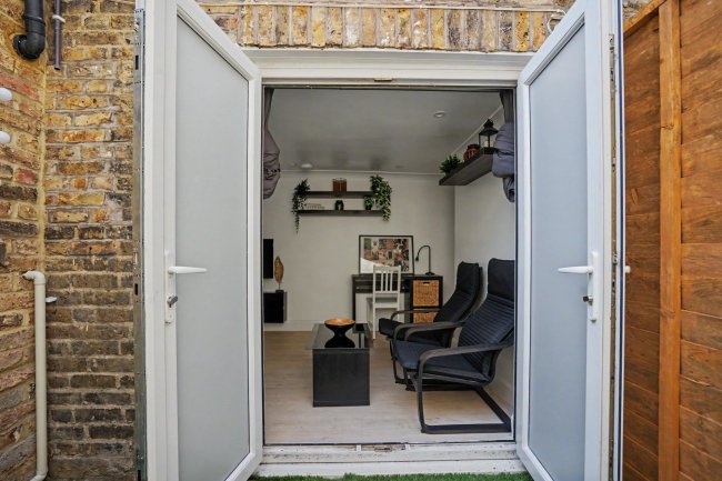 954 Garratt Lane, Tooting, London SW17 0ND 5