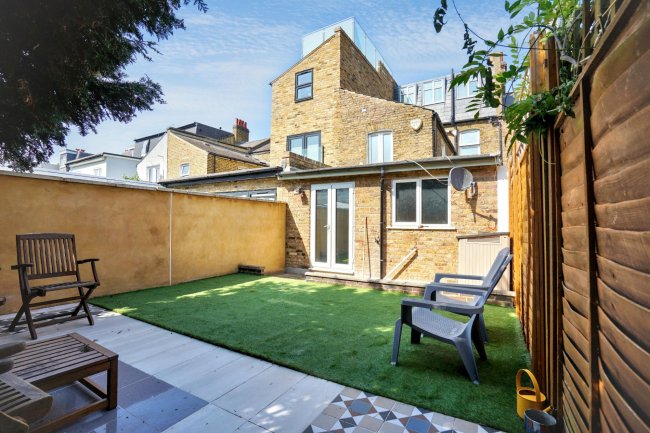 954 Garratt Lane, Tooting, London SW17 0ND 5