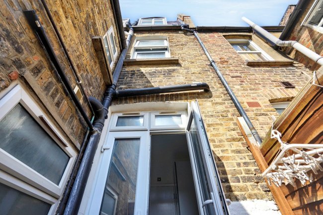 954 Garratt Lane, Tooting, London SW17 0ND 5