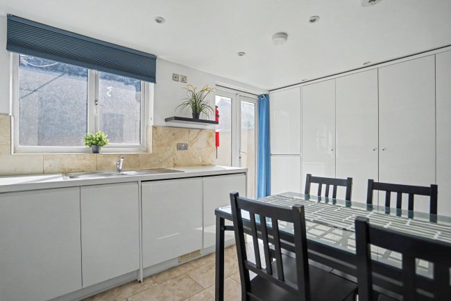 954 Garratt Lane, Tooting, London SW17 0ND 5