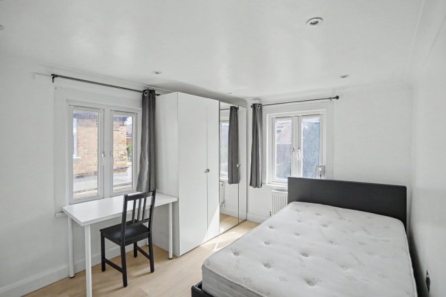 954 Garratt Lane, Tooting, London SW17 0ND 5