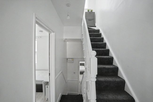 954 Garratt Lane, Tooting, London SW17 0ND 5