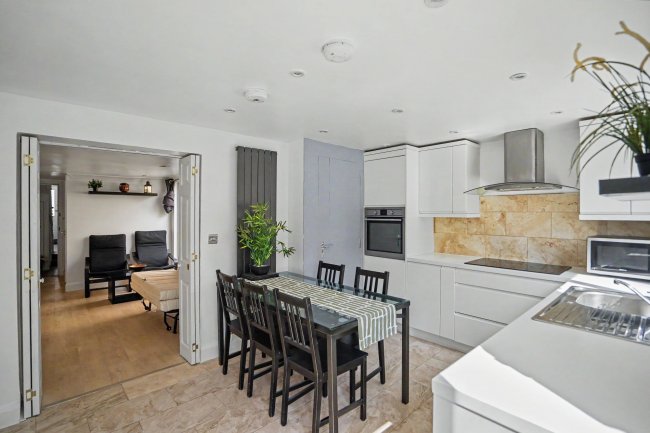 954 Garratt Lane, Tooting, London SW17 0ND 5