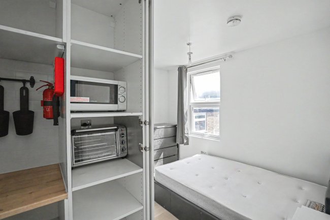 954 Garratt Lane, Tooting, London SW17 0ND 5