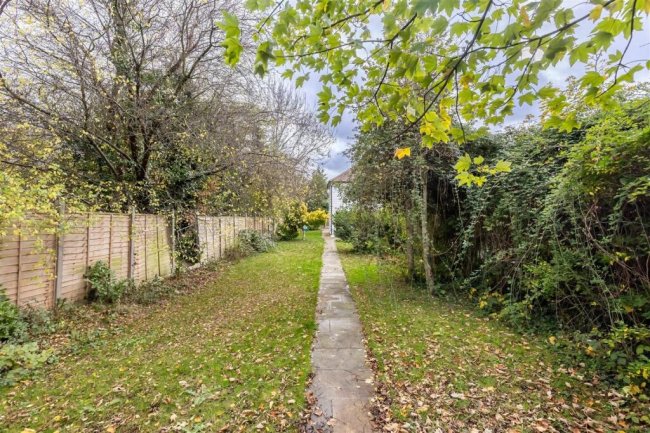 209 Manor Road, Chigwell, IG7 4JY 3