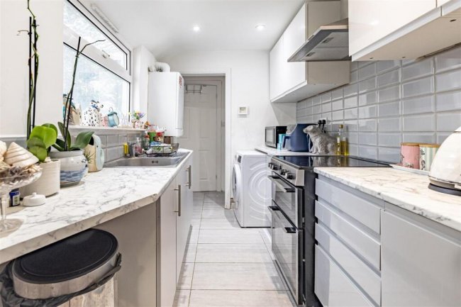 209 Manor Road, Chigwell, IG7 4JY 3
