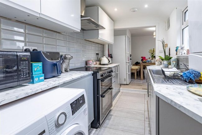 209 Manor Road, Chigwell, IG7 4JY 3