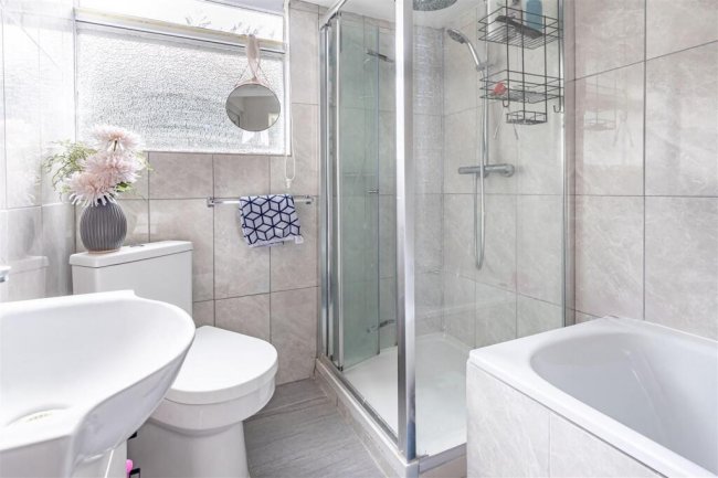 209 Manor Road, Chigwell, IG7 4JY 3