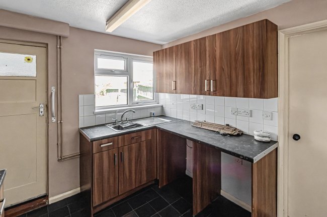 52 Southmead Crescent, Crewkerne, TA18 8DL 6