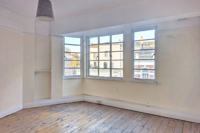 Flat 22 Selwyn Court, Blackheath Village, London, SE3 9SZ 3