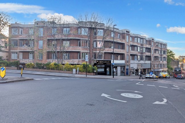 Flat 22 Selwyn Court, Blackheath Village, London, SE3 9SZ 3