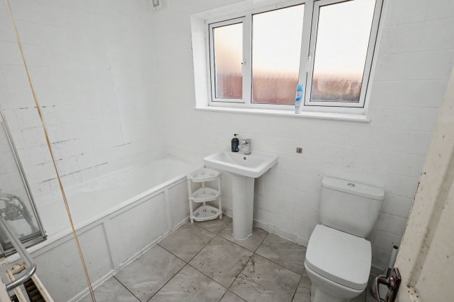 56 Lechmere Avenue, Chigwell, IG7 5ET 6