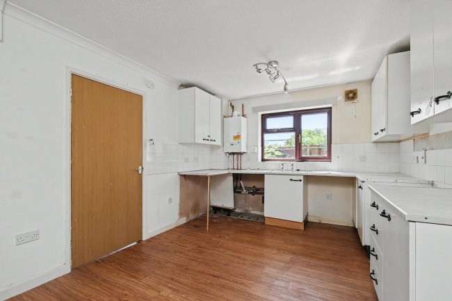 5 Guttmann Road, Aylesbury, Buckinghamshire, HP21 9PA 4