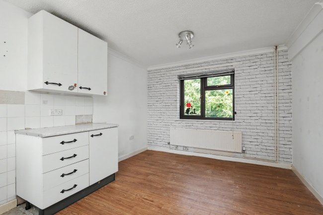 5 Guttmann Road, Aylesbury, Buckinghamshire, HP21 9PA 4