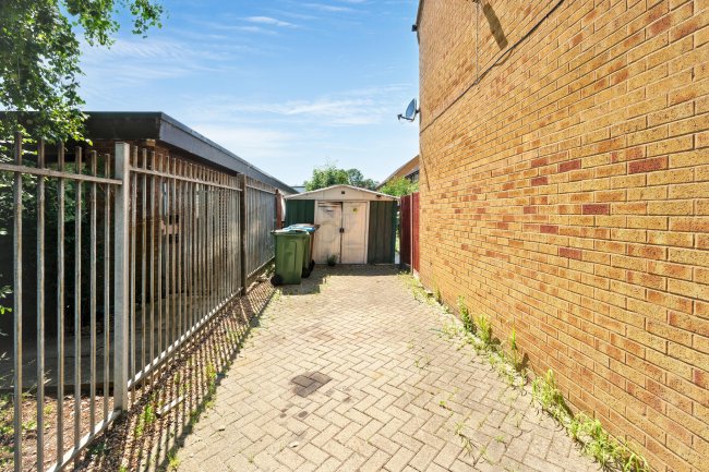 5 Guttmann Road, Aylesbury, Buckinghamshire, HP21 9PA 4