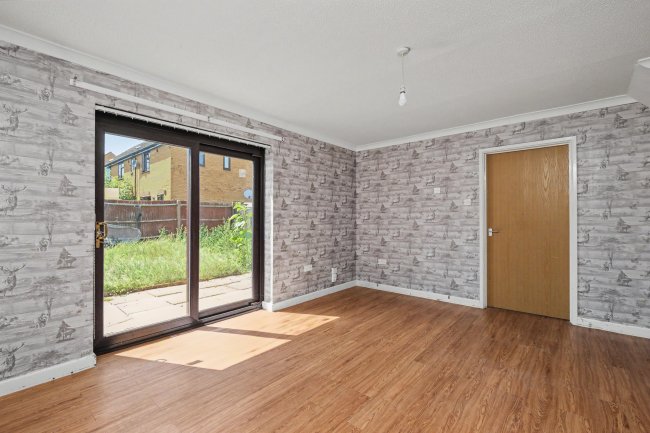 5 Guttmann Road, Aylesbury, Buckinghamshire, HP21 9PA 4