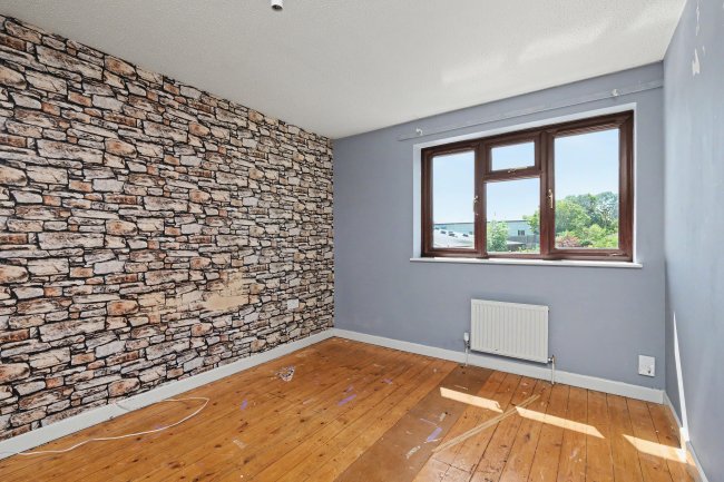 5 Guttmann Road, Aylesbury, Buckinghamshire, HP21 9PA 4