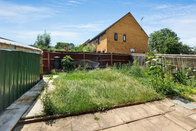 5 Guttmann Road, Aylesbury, Buckinghamshire, HP21 9PA 4