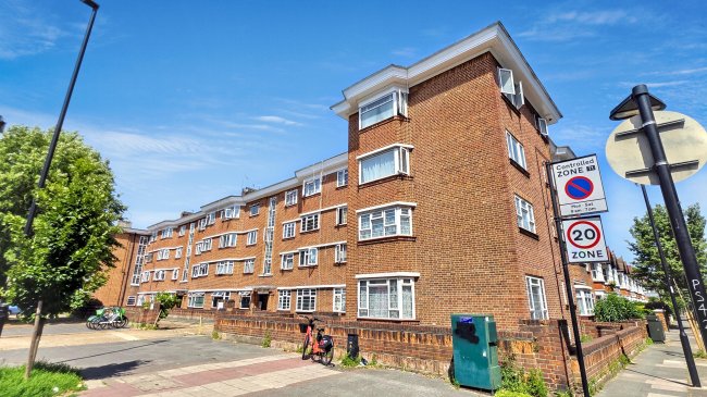 21 Vale Court, Acton, London, W3 7SA 4