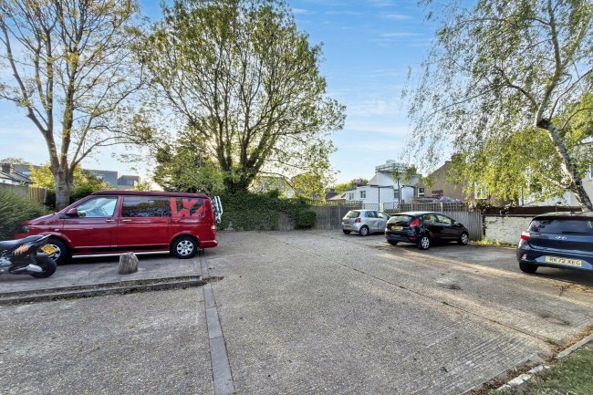 Flat 5 Kilrush Court, 141 Bonner Hill Road, Kingston upon Thames, Surrey, KT1 3HF 5