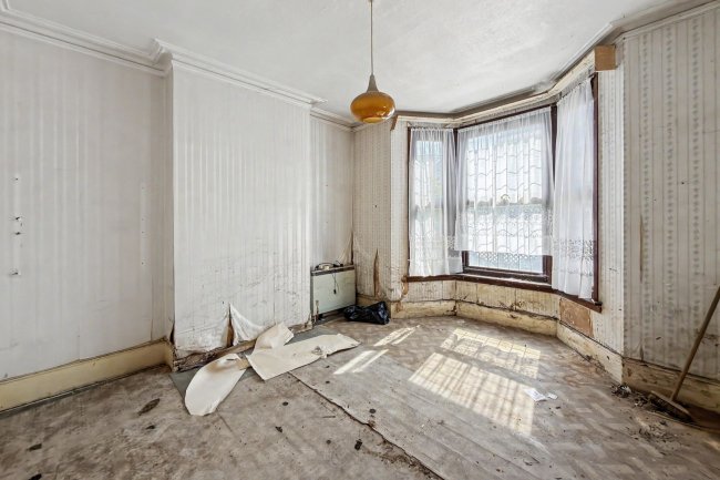 31 First Avenue, Manor Park, London, E12 6AW 7