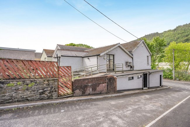 Abercarn Constitutional Club, Station Yd, Bridge Street, Abercarn, Newport, NP11 4SE 8